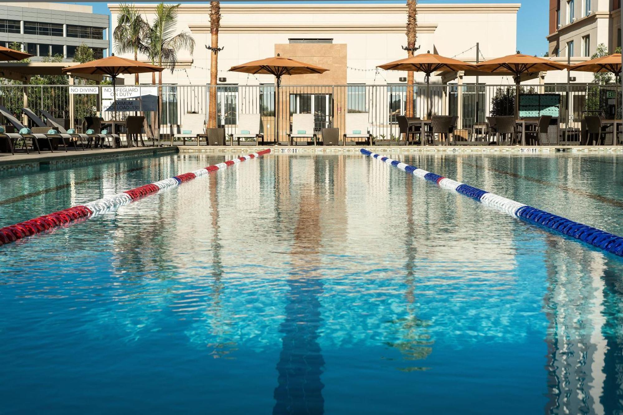 คอร์ตยาร์ด เออร์ไวน์ สเปคตรัม Hotel ภายนอก รูปภาพ