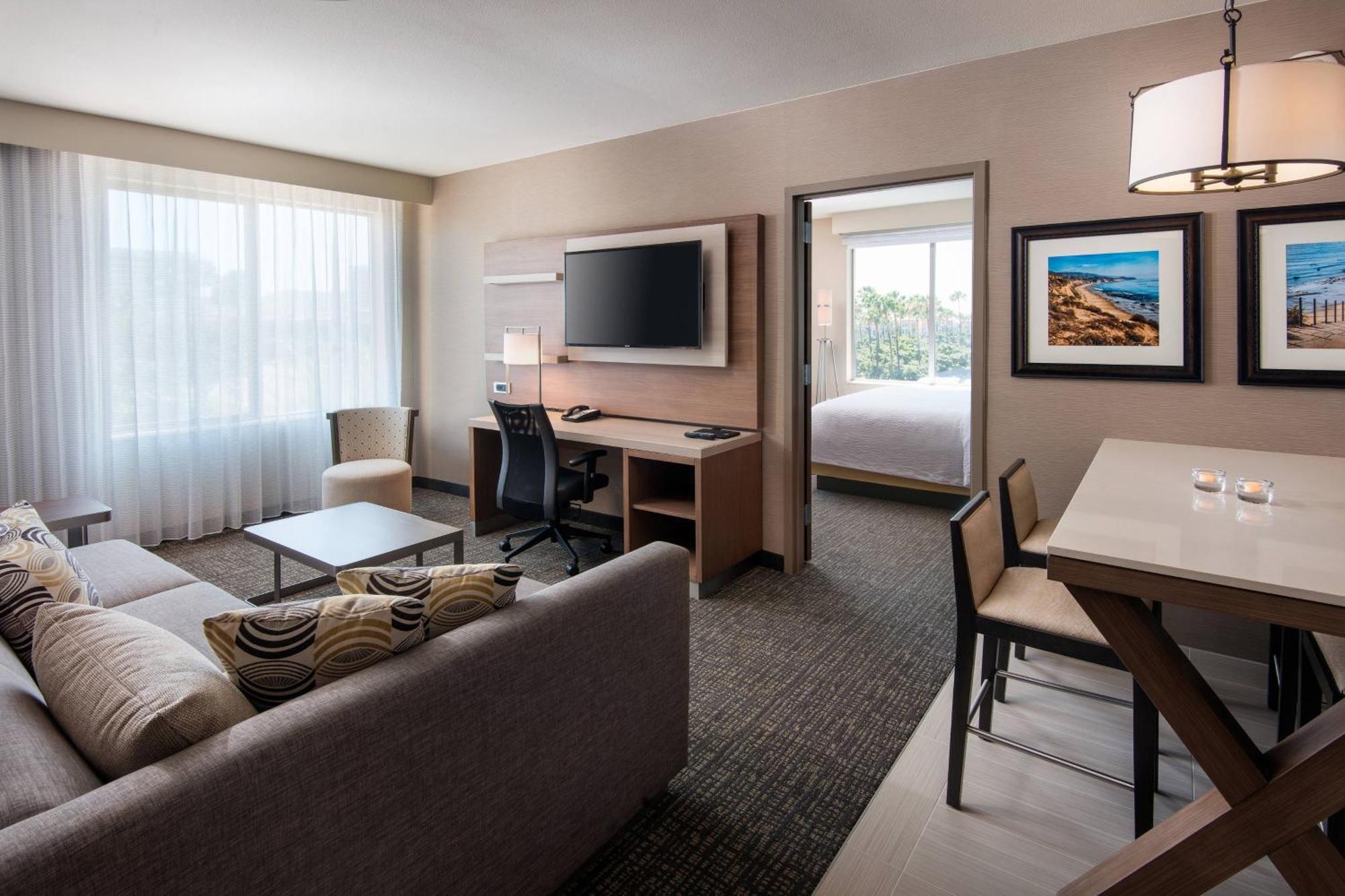 คอร์ตยาร์ด เออร์ไวน์ สเปคตรัม Hotel ภายนอก รูปภาพ